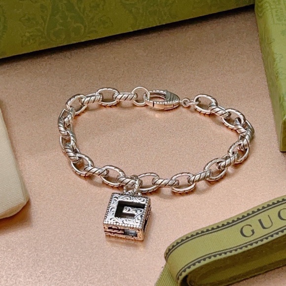 Gucci Silver Chain Bracelet with Monogram Charm